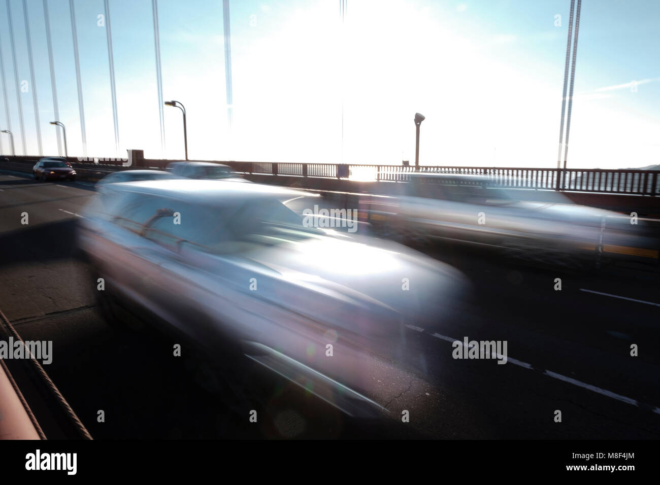 Stati Uniti, California, San Francisco Golden Gate Bridge, auto in movimento sfocato Foto Stock