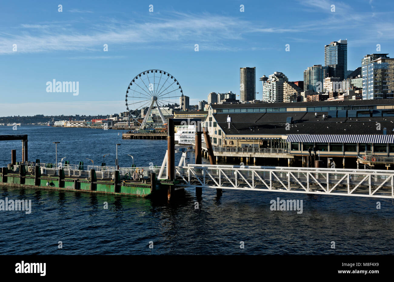 WA13882-00...WASHINGTON - il lungomare di Seattle su Elliott Bay con il molo dei taxi d'acqua, la Great Wheel e i grattacieli del centro. 2017 Foto Stock