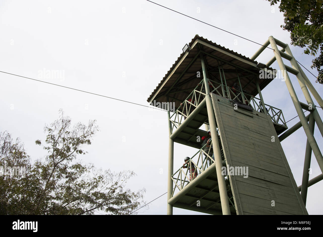 13 Gennaio 2018,Nakornrachasima,Thailandia. soldato jumping torre cavo attività outdoor per la pratica parachute Foto Stock