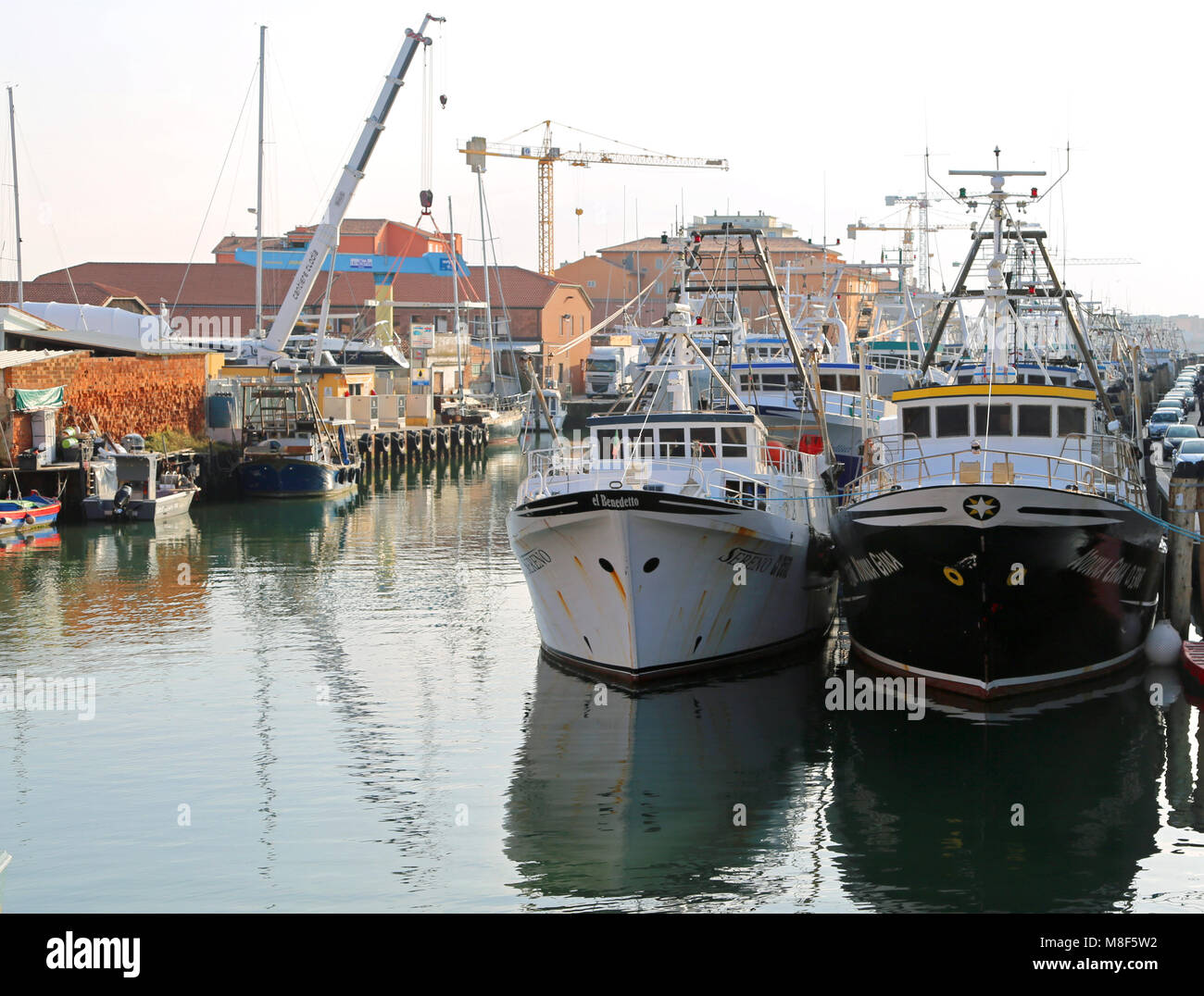 Chioggia, VE, Italia - 11 Febbraio 2018: grandi barche da pesca ormeggiate nel porto industriale sul mare adriatico Foto Stock