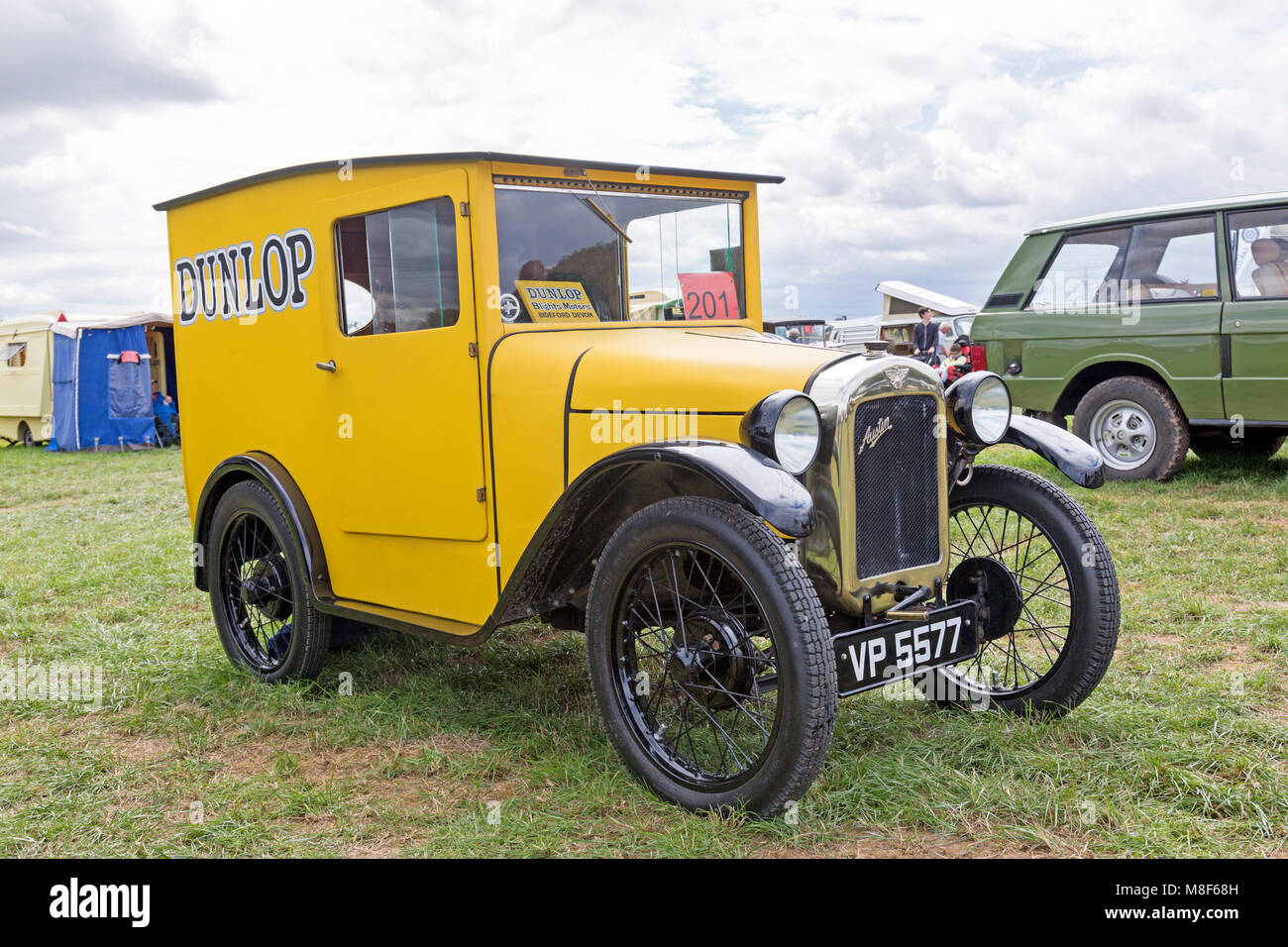 Un restaurato Austin 7 Dunlop van al 2017 Norton Fitzwarren Rally di vapore, Somerset, Inghilterra, Regno Unito Foto Stock