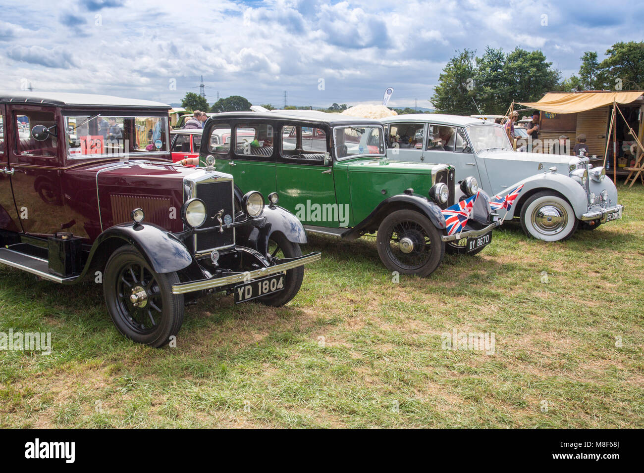 Un display di vintage Morris e Austin auto al 2017 Norton Fitzwarren Rally di vapore, Somerset, Inghilterra, Regno Unito Foto Stock