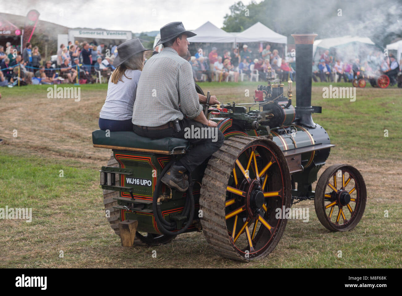 Una miniatura del motore di trazione entra nell'anello di visualizzazione al 2017 Norton Fitzwarren Rally di vapore, Somerset, Inghilterra, Regno Unito Foto Stock