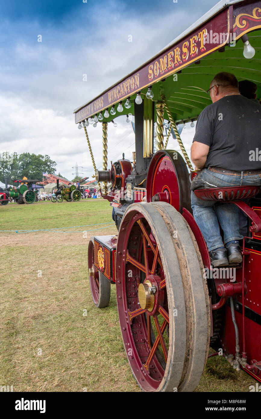 Un restaurato showman il motore attende prima di immettere l'anello di visualizzazione al 2017 Norton Fitzwarren Rally di vapore, Somerset, Inghilterra, Regno Unito Foto Stock