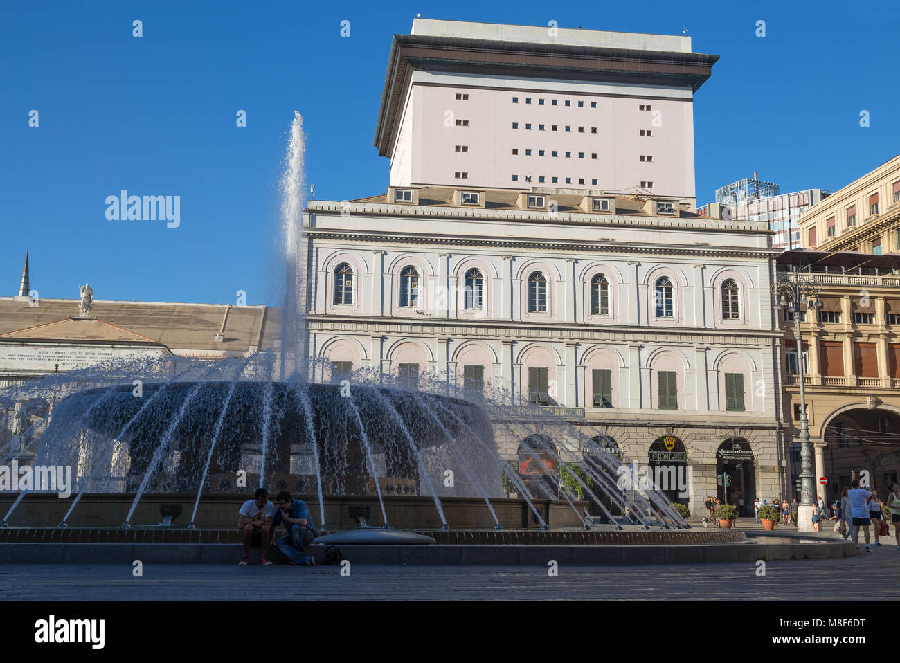 Genova (Genova), Italia - luglio 6, 2017 - Vista di piazza De Ferrari a Genova, il cuore della città con la fontana centrale. Foto Stock