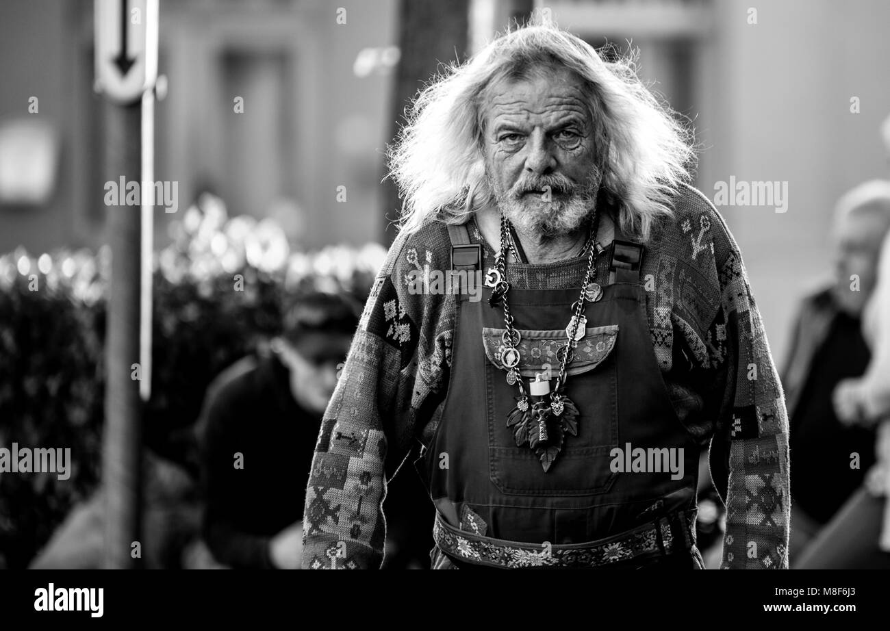 Uomo che cammina per la strada in bianco e nero Foto Stock