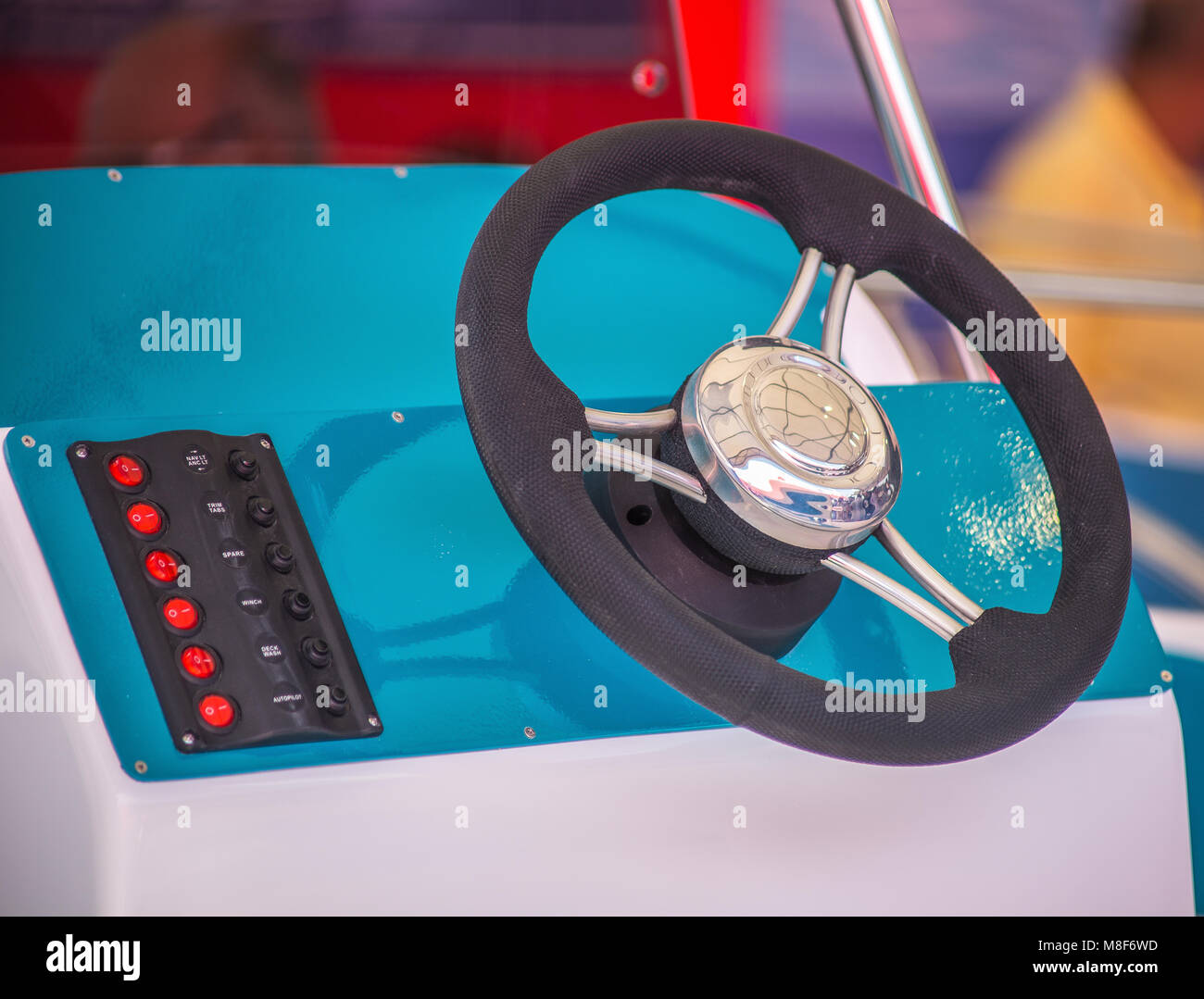 Quadro della strumentazione e al volante di una barca a motore cockpit  (yacht ponte di comando Foto stock - Alamy