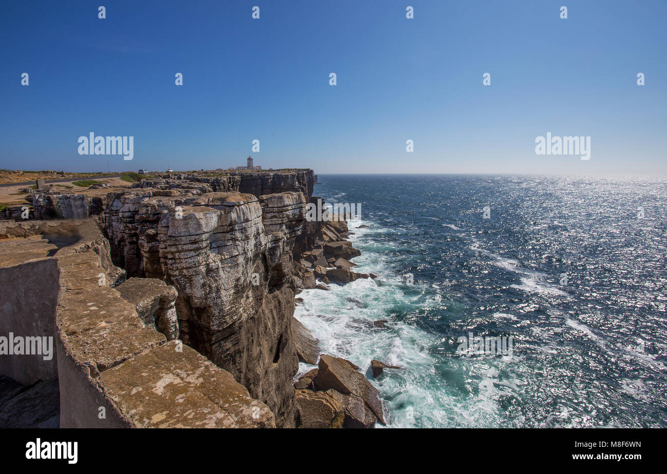 Punto di vista del mare con scogli vicino al Faro di Cape Carvoeiro, Peniche, Portogallo, Europa Foto Stock