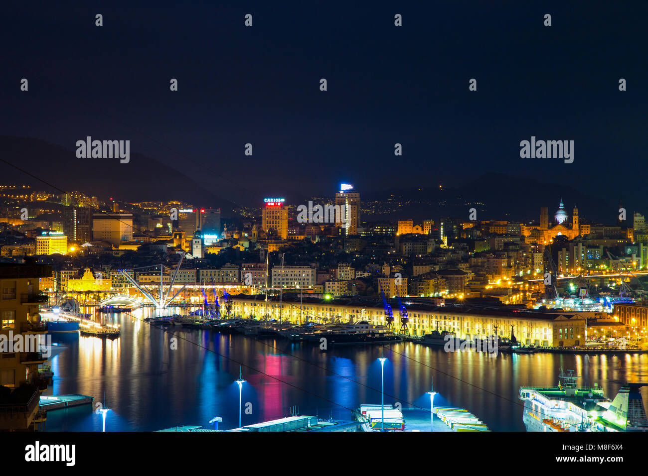 Genova, Italia Ottobre 30, 2016 - Genova paesaggio del porto di notte, in Italia , in Europa Foto Stock
