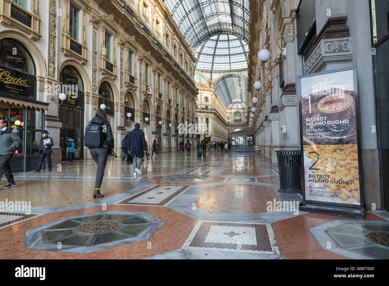 Milano, Italia - 17 Febbraio 2017: Galleria Vittorio Emanuele II, piazza Duomo, nel centro della città di Milano, uno dei più famosi e visitati o zone Foto Stock