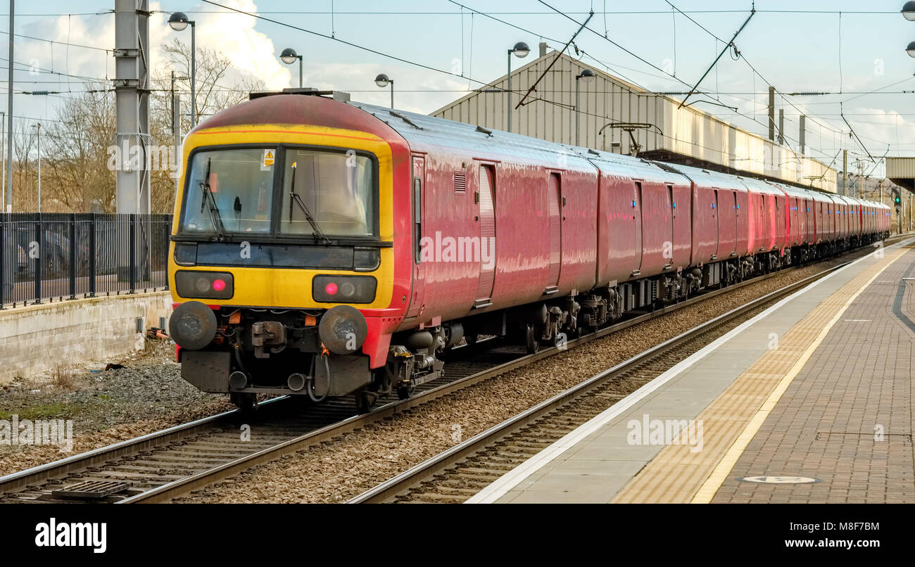 Treno di posta in direzione sud sul Regno Unito west coast mainline Foto Stock