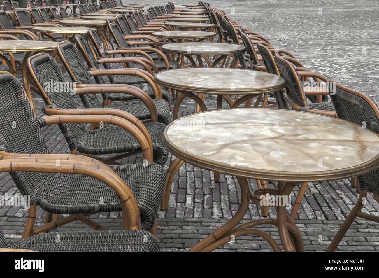 La piazza del mercato con molte sedie di vimini per un grande ristorante Foto Stock