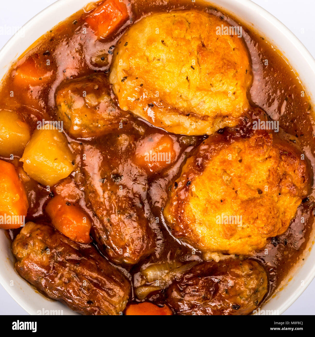 Britannico tradizionale salsiccia Lincolnshire Cobbler contro un fondo azzurro Foto Stock