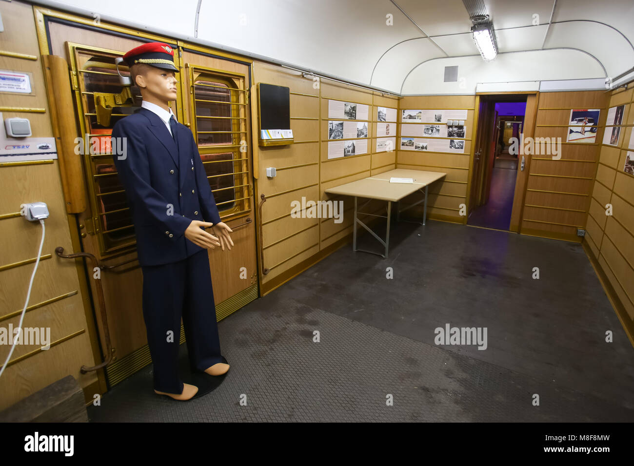 Zagabria, Croazia - Dicembre 13th, 2017: tempo di Avvento al Croato Museo Ferroviario di Zagabria.interno del vagone postale del Uacs-z serie costruita in Foto Stock