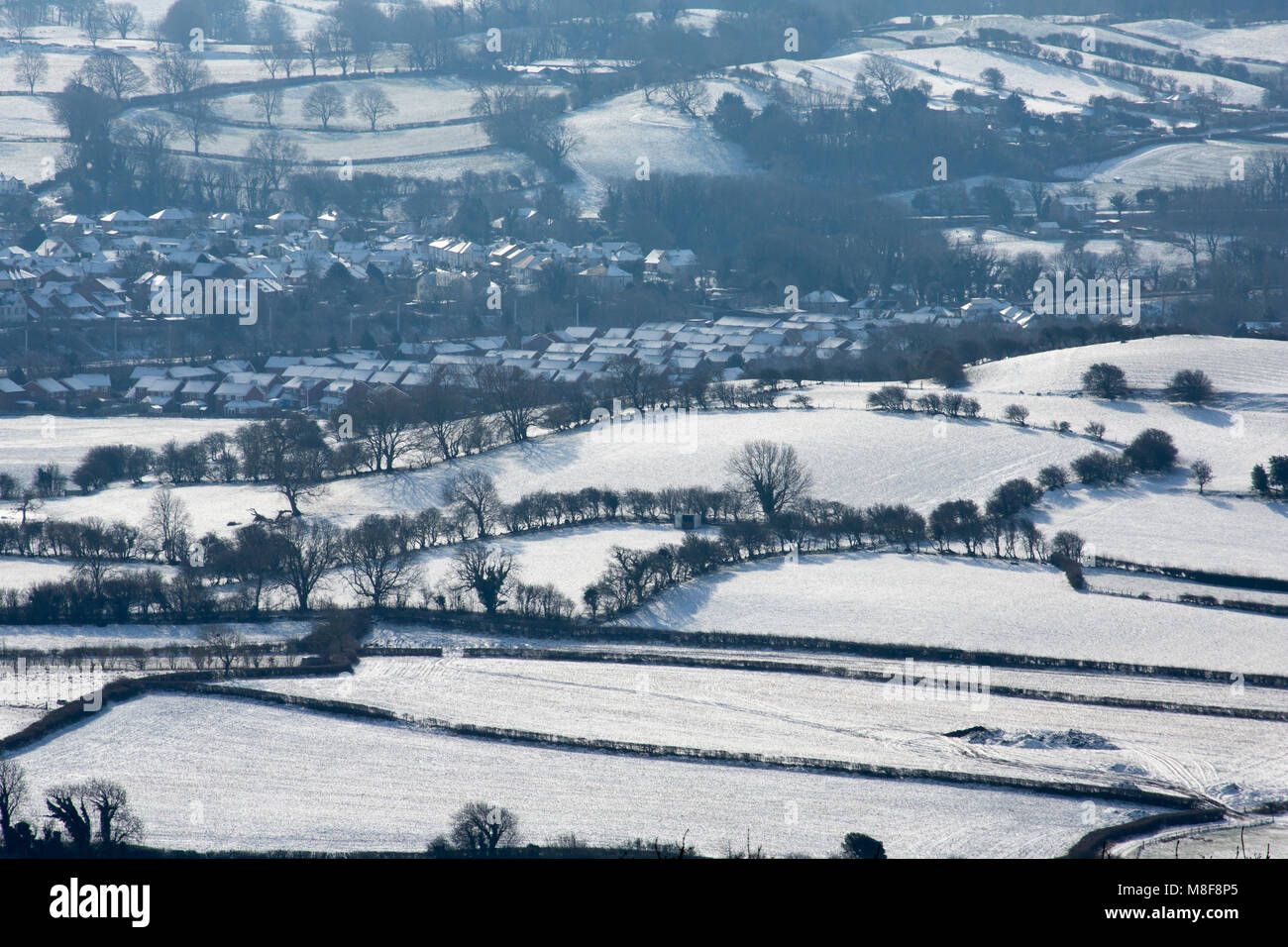 Guardando verso la periferia di carnforth, lancashire, Regno Unito durante la bestia da est di gelo Foto Stock