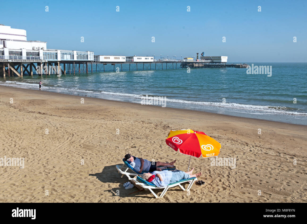 Sandown Pier, Spiaggia, Isle of Wight, io di W, Hampshire, Inghilterra, Foto Stock