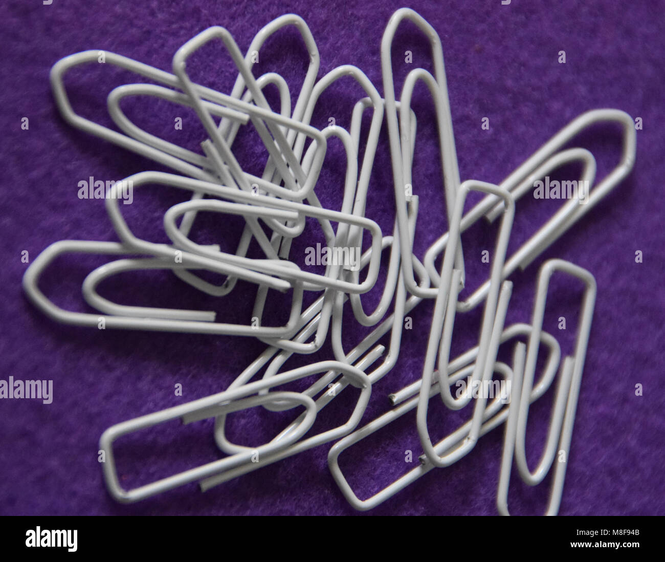 White graffette sul feltro viola Foto Stock