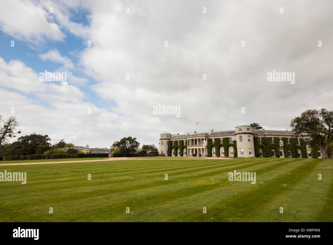 Goodwood House il Goodwood Estate su una giornata di primavera nelle vicinanze del Chichester, West Sussex, Regno Unito Foto Stock
