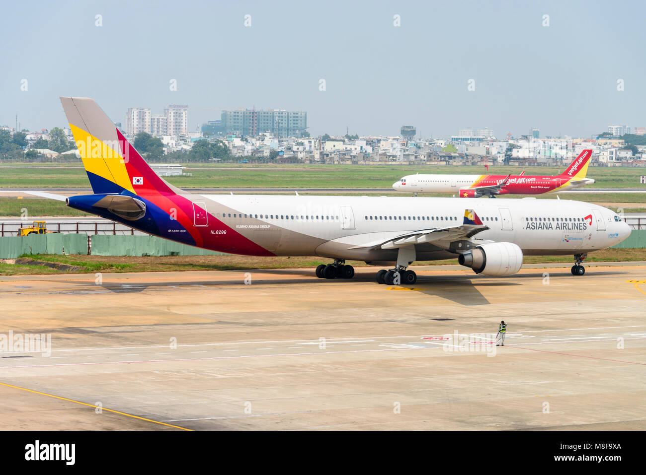 Il coreano Asiana Airlines A320, Ho Chi Minh International Airport, Ho Chi Minh City, Vietnam Foto Stock