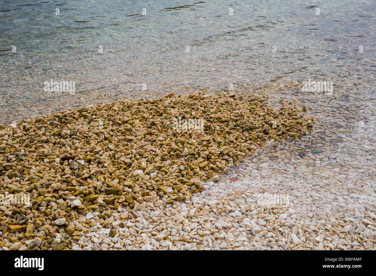 Dettaglio di ciottoli nel mare come sfondo per il testo o la grafica Foto Stock