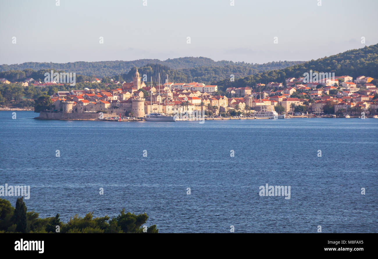 Vista del pittoresco e storico porto fortificato città di Korcula nel mare Adriatico Foto Stock