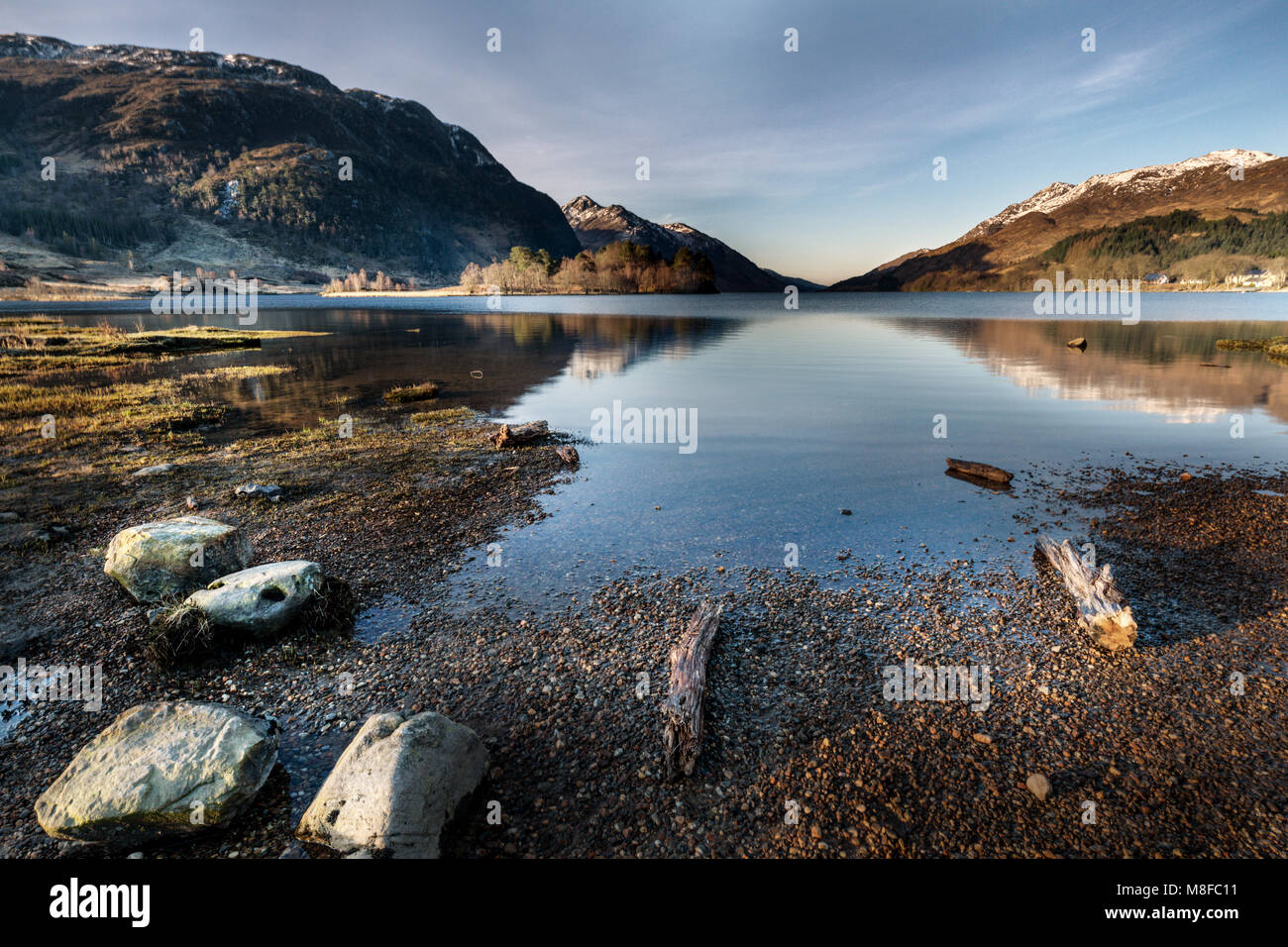 Loch Shiel in mattina presto da vicino Glenfinnan monumento, Glenfinnan, Lochabar, Highlands scozzesi, Scozia, UKrock Foto Stock