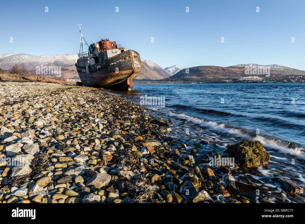Un vecchio abbandonato la pesca in barca sulle sponde del Loch Linnhe, Corpach, nr Fort William, Highlands scozzesi Foto Stock