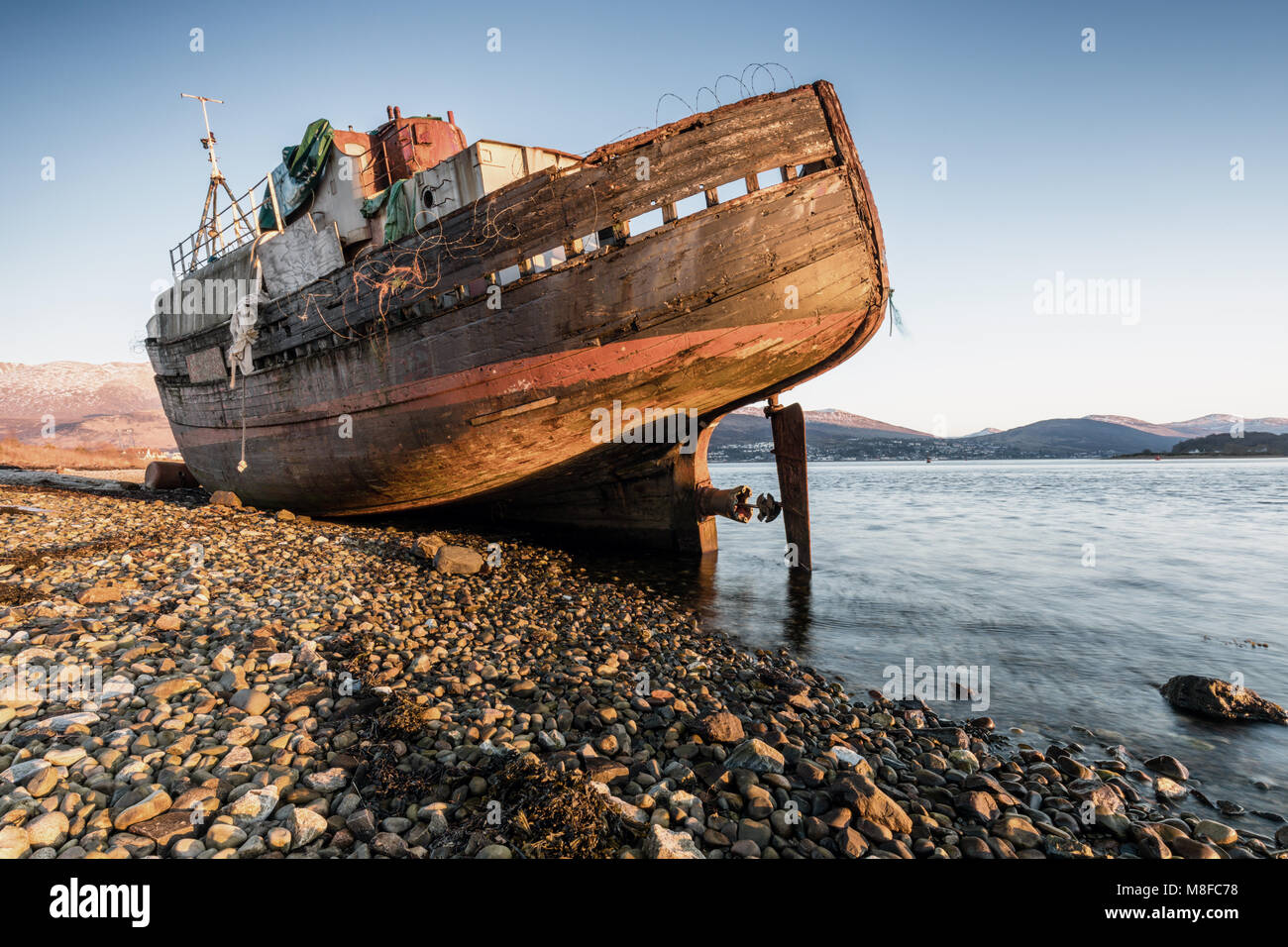 Un vecchio abbandonato la pesca in barca sulle sponde del Loch Linnhe, Corpach, nr Fort William, Highlands scozzesi Foto Stock