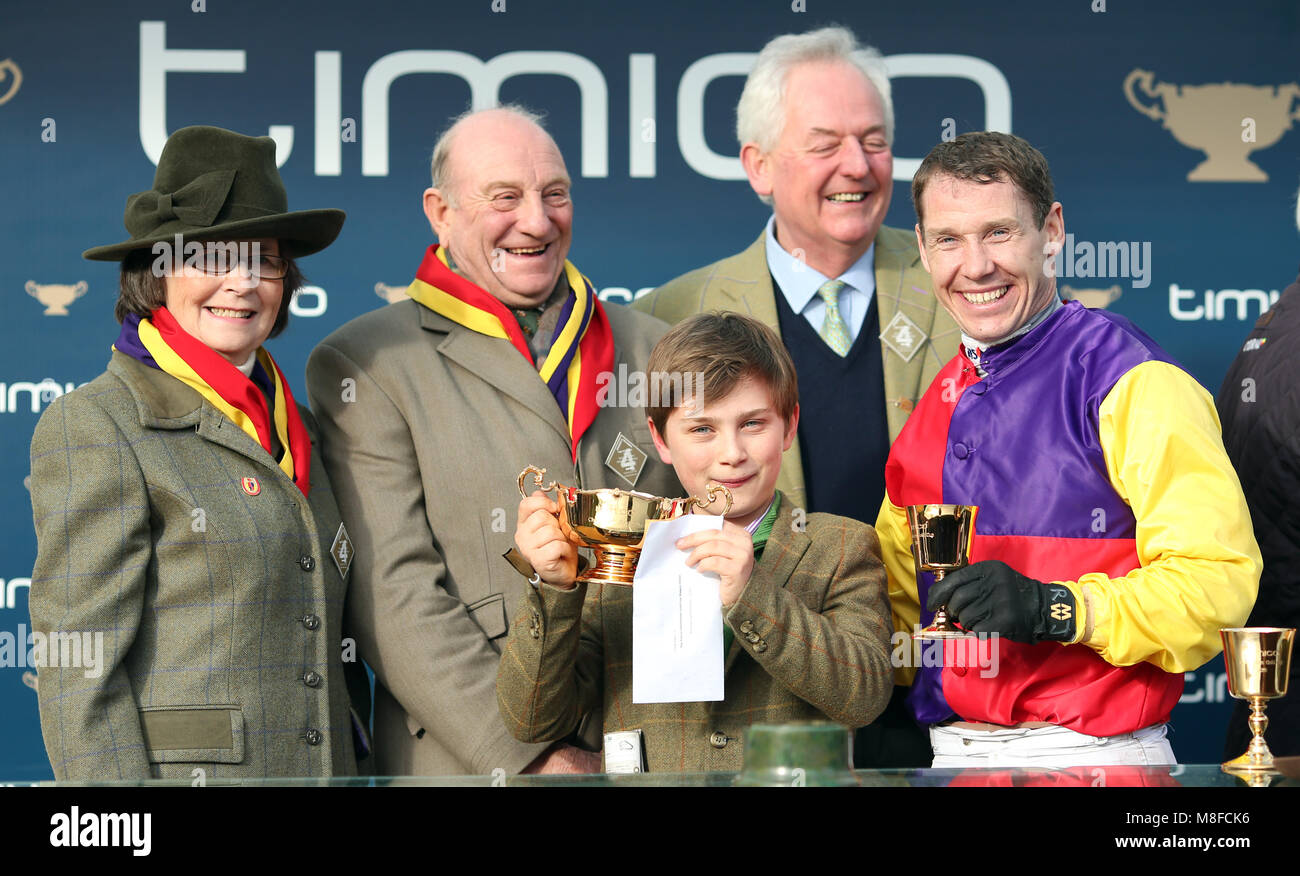 I proprietari Anna e Garth scopa con jockey Richard Johnson (a destra) e il trofeo dopo il fiume nativo vince il Timico Cheltenham Gold Cup durante la Gold Cup giorno del 2018 Cheltenham Festival a Cheltenham Racecourse. Foto Stock