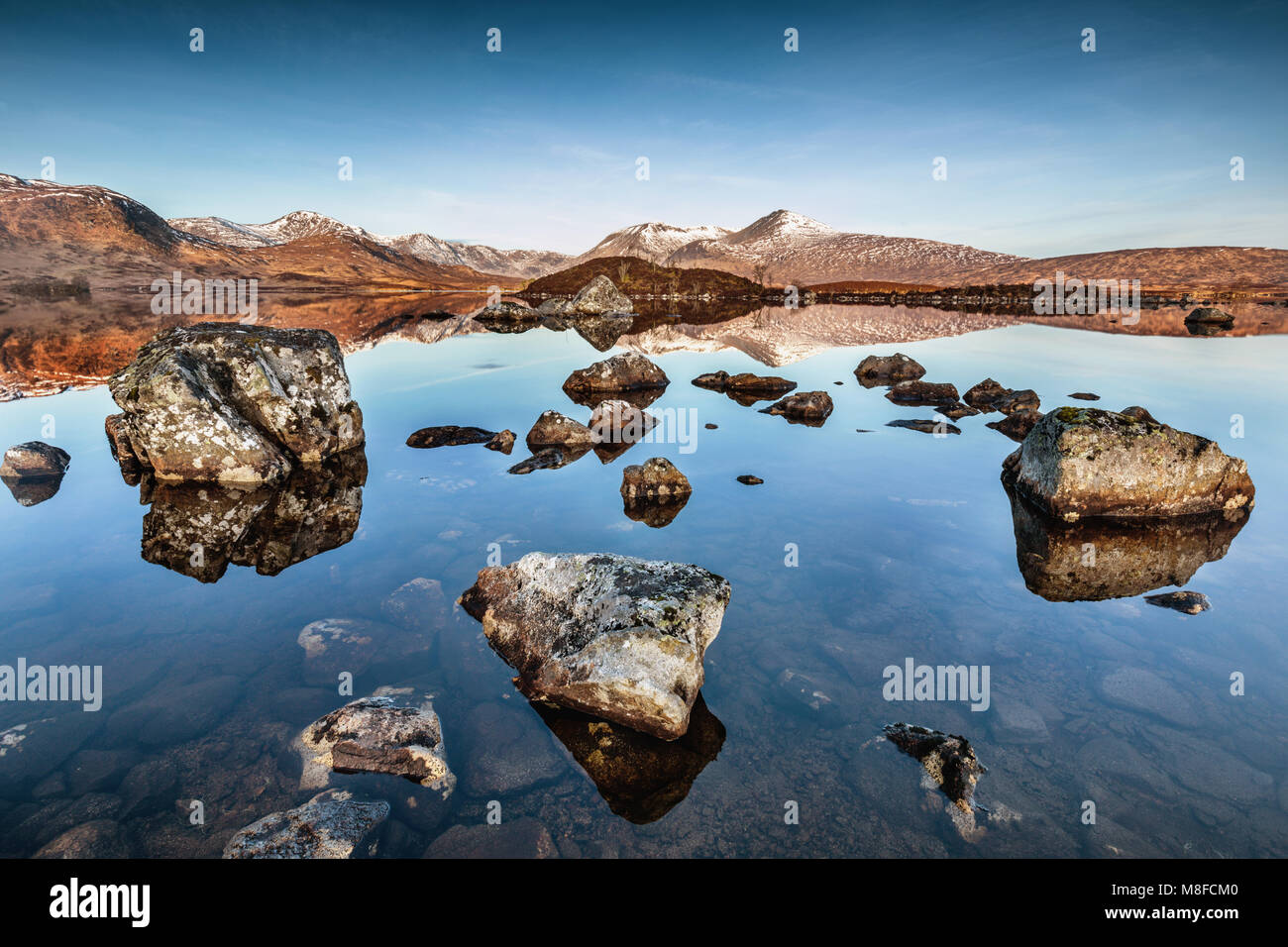 Montagne innevate intorno Lochan na h-Achlaise, Rannoch Moor Argyll e Bute Scottish Highlands UK Foto Stock