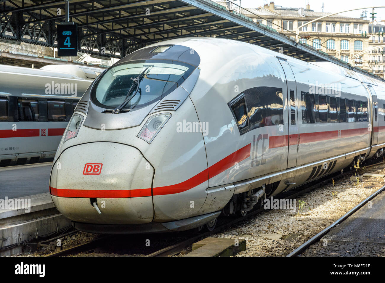 Due dei treni ad alta velocità ICE dalla società tedesca Deutsche Bahn sono ubicare sulla stessa piattaforma di Parigi stazione ferroviaria Gare de l'Est. Foto Stock