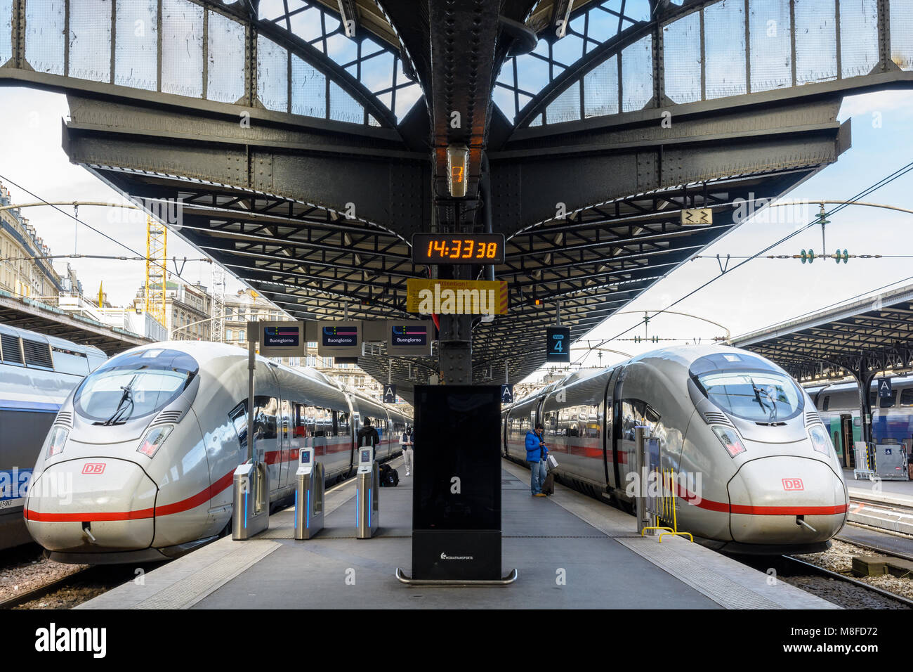 Due terzi di ghiaccio di generazione (classe 407) Treni ad alta velocità dalla società tedesca Deutsche Bahn sosta su una piattaforma a Parigi alla Gare de l'Est stazione ferroviaria Foto Stock