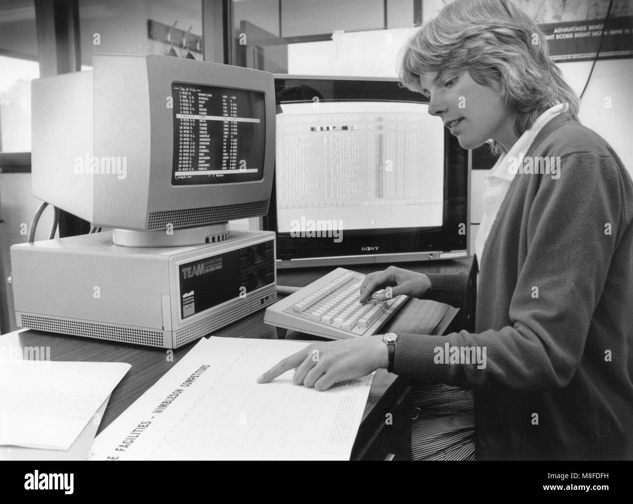 Vintage computer in uso negli uffici Foto Stock