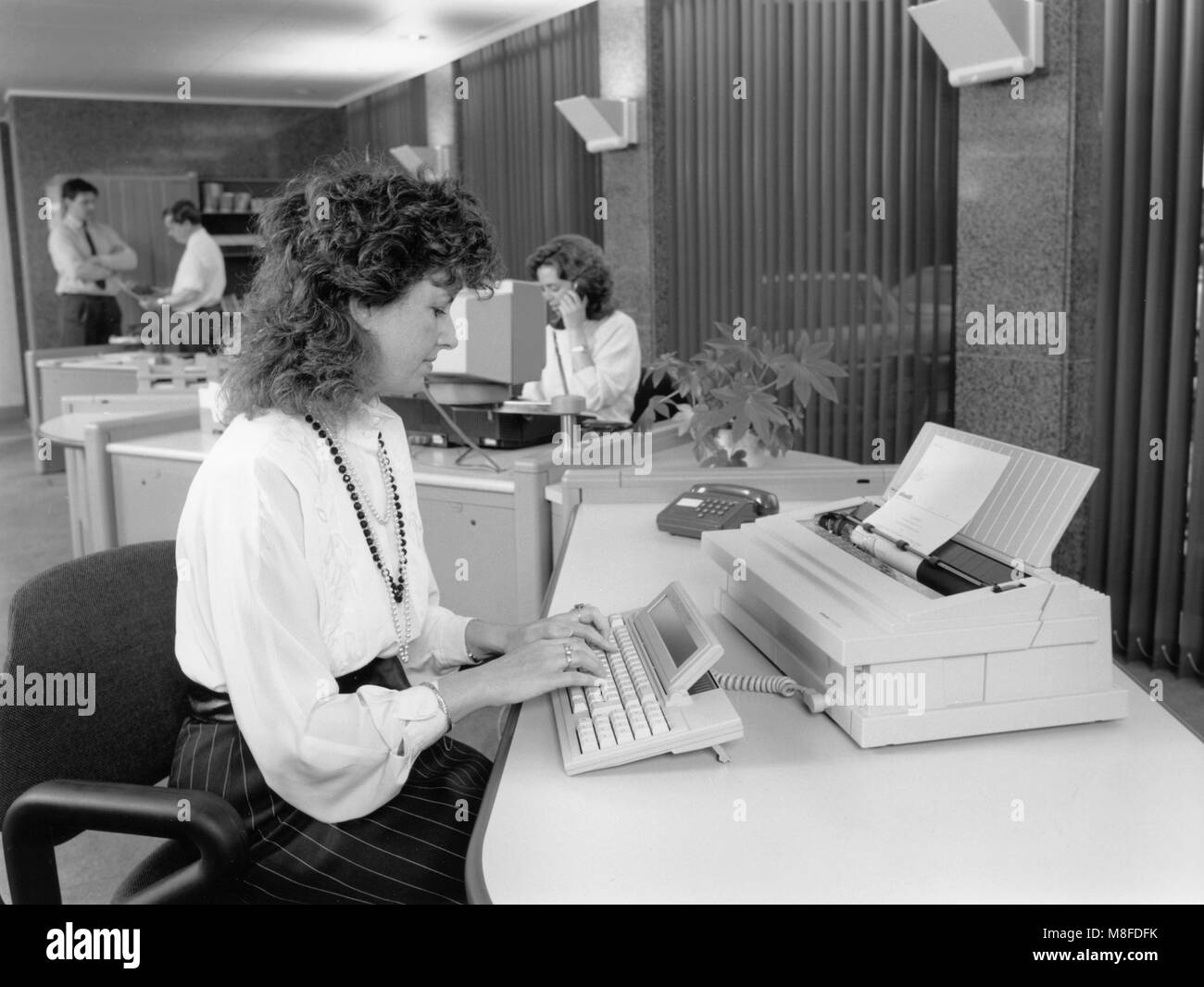 Vintage computer in uso negli uffici Foto Stock
