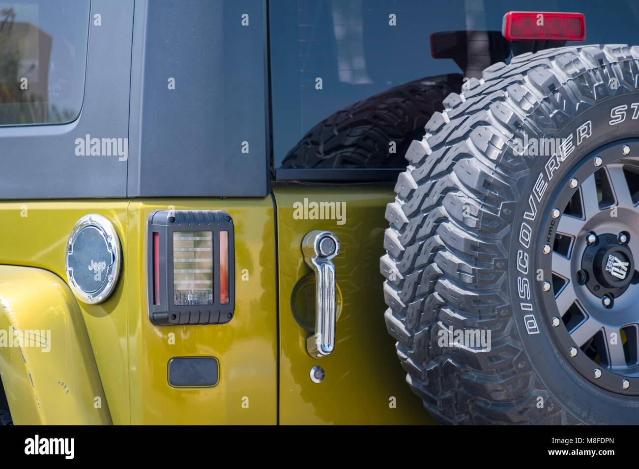 Jeep artisticamente catturato dalla parte posteriore con ruota di scorta fissata sul retro Foto Stock Jeep artisticamente catturato dalla parte posteriore con ruota di scorta fissata sul retro Foto Stock