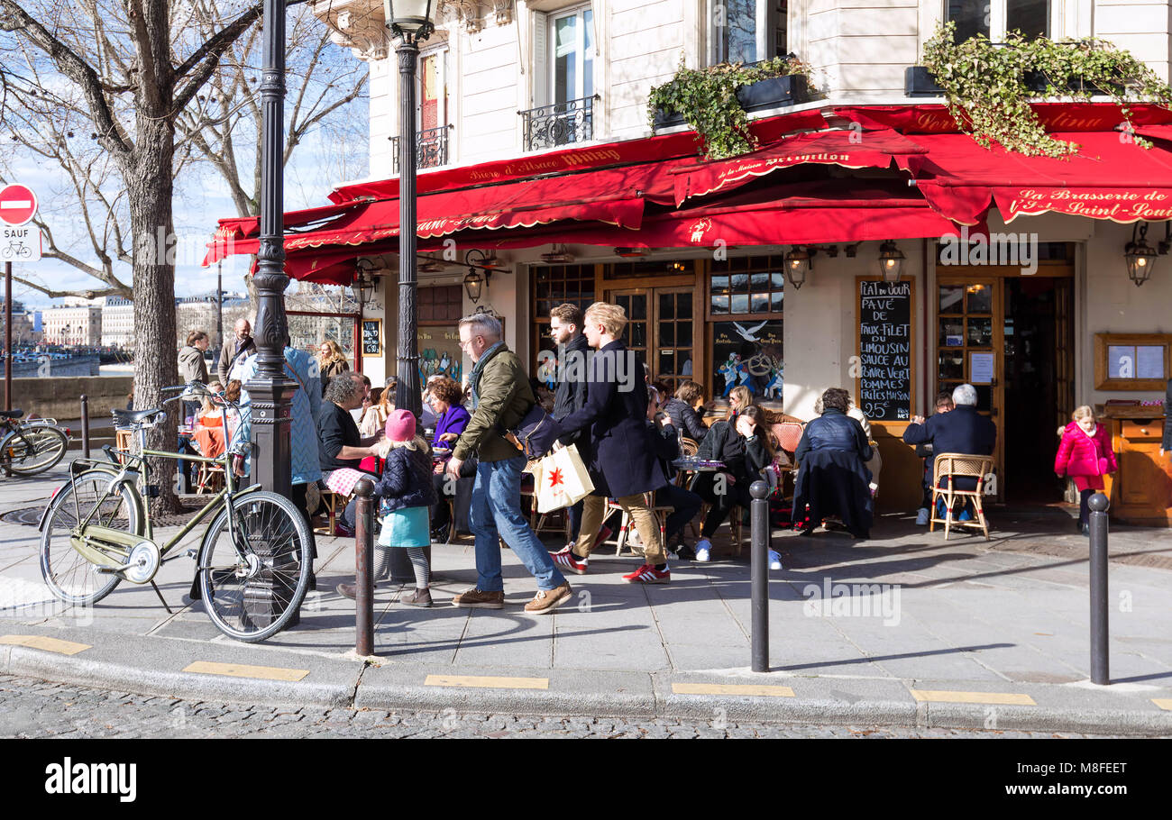 Parigi, France-March 11, 2018 : La famosa brasserie de 'l'isola Saint Louis si trova vicino alla cattedrale di Notre Dame di Parigi, Francia. Foto Stock