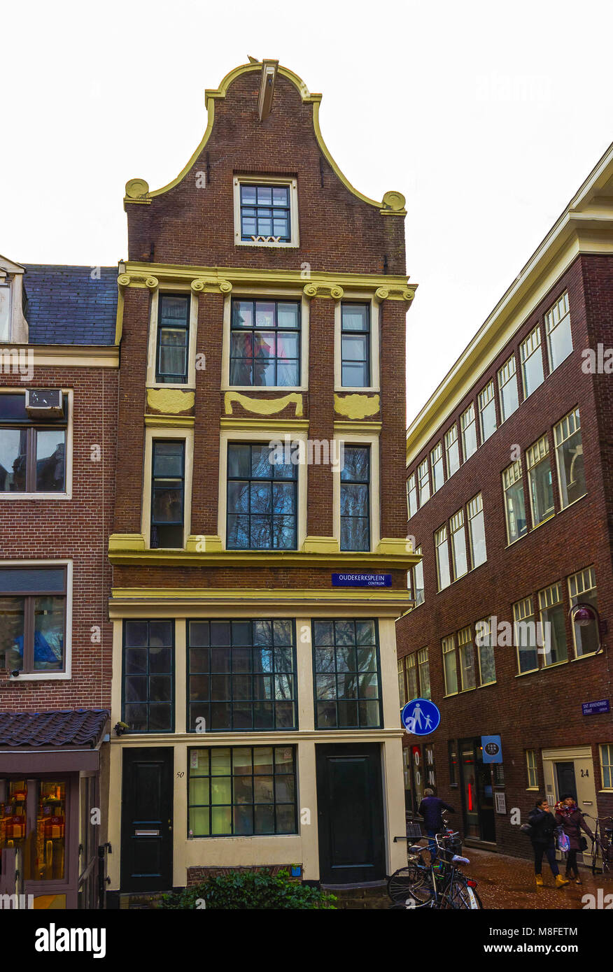 Amsterdam, Paesi Bassi - 14 dicembre 2017: la facciata della vecchia casa a Amsterdam Foto Stock