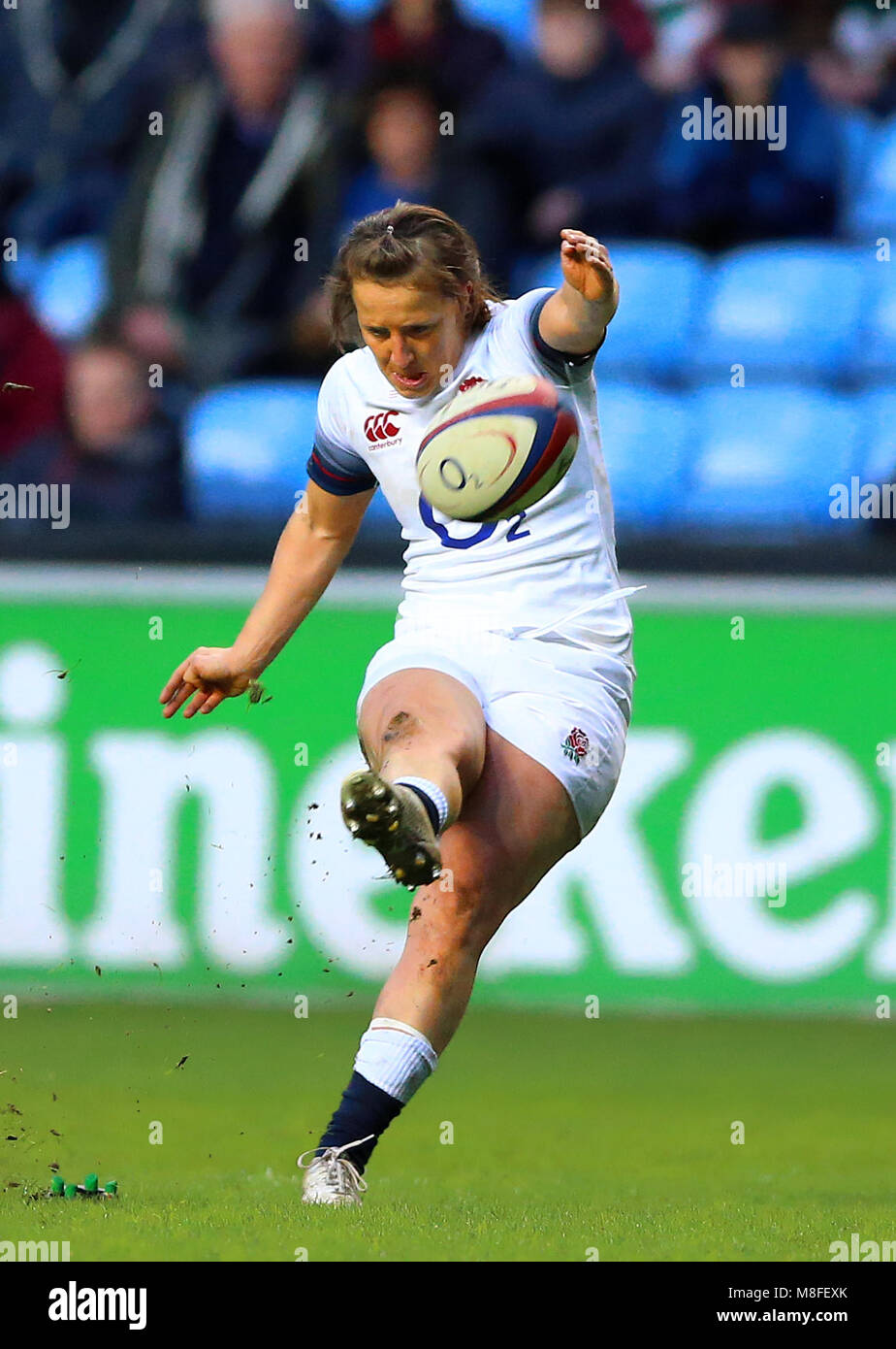 Inghilterra donne Caity Mattinson calci a tentare la conversione durante la Natwest donne Sei Nazioni di corrispondere al Ricoh Arena Coventry. Foto Stock