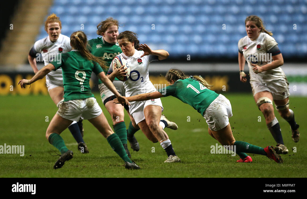 Inghilterra donne Caity Mattinson è affrontato da Irlanda donne Megan Williams (a destra) durante la Natwest donne Sei Nazioni di corrispondere al Ricoh Arena Coventry. Foto Stock