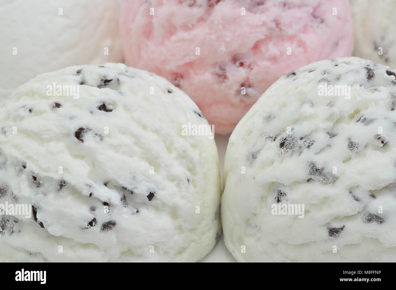Palline di gelato alla vaniglia, Stracciatella gelato e gelato alla fragola, macro, extreme close up, full frame Foto Stock