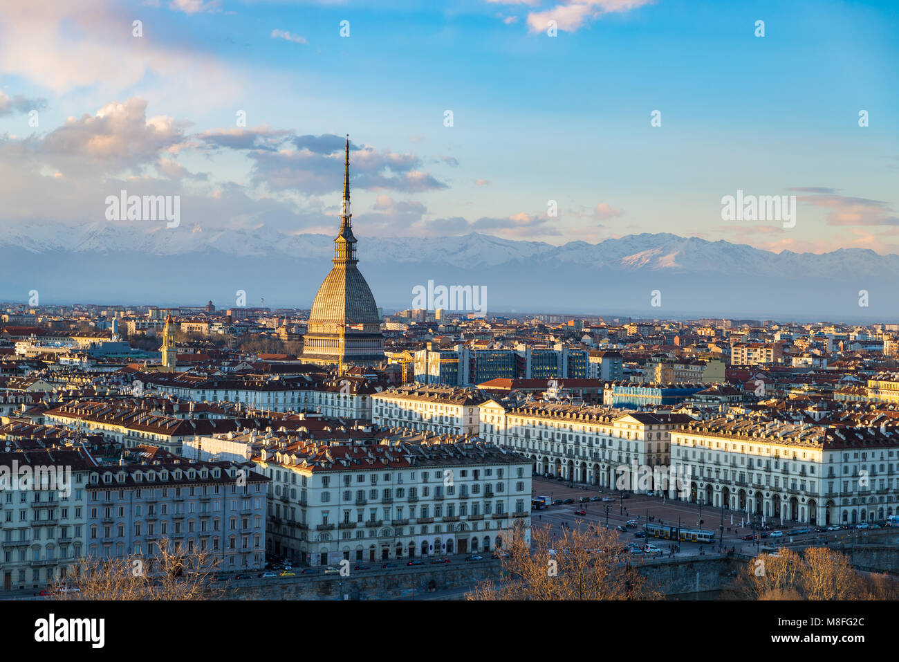 Torino skyline al tramonto. Torino, Italia, panorama cityscape con la Mole Antonelliana sulla città. Scenic luce colorata e drammatici del cielo. Foto Stock