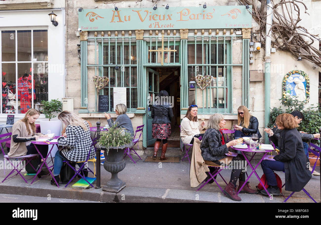 Parigi, France-March 11, 2018 : Il vecchio tradizionale francese cafe Au Vieux Paris d'Arcole si trova in una zona turistica, vicino alla cattedrale di Notre Dame, il Cite Foto Stock