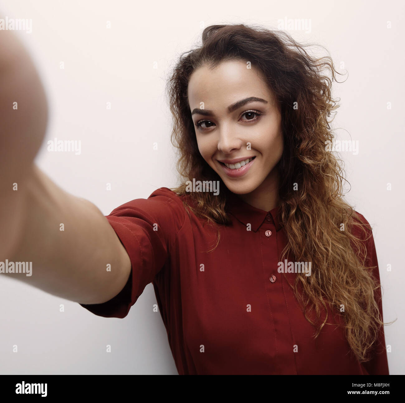Fiducioso donna appoggiato su di una parete virtuale Foto Stock