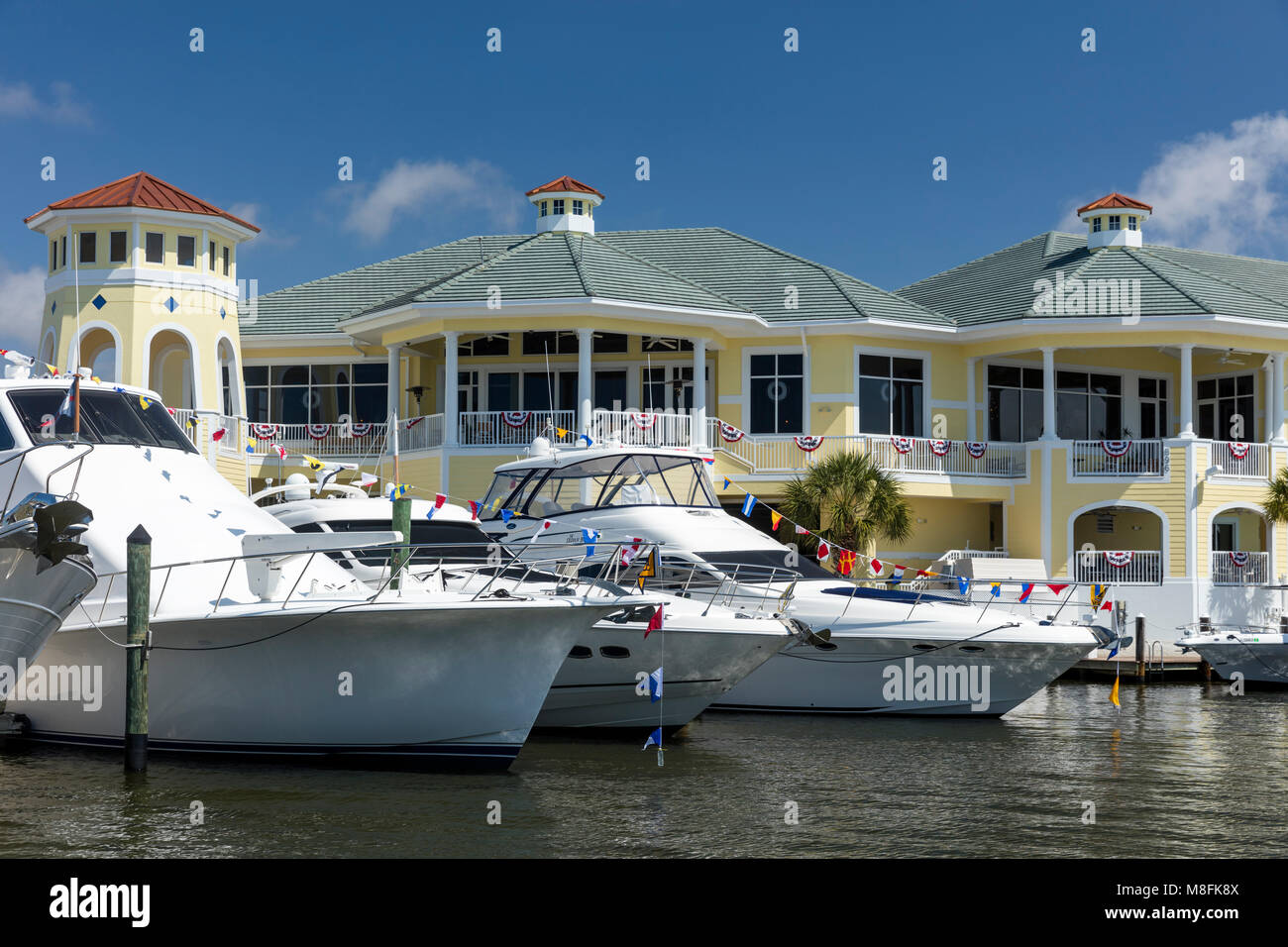 Yacht ormeggiati a Napoli Yacht e Barche a Vela Club, Naples, Florida, Stati Uniti d'America Foto Stock