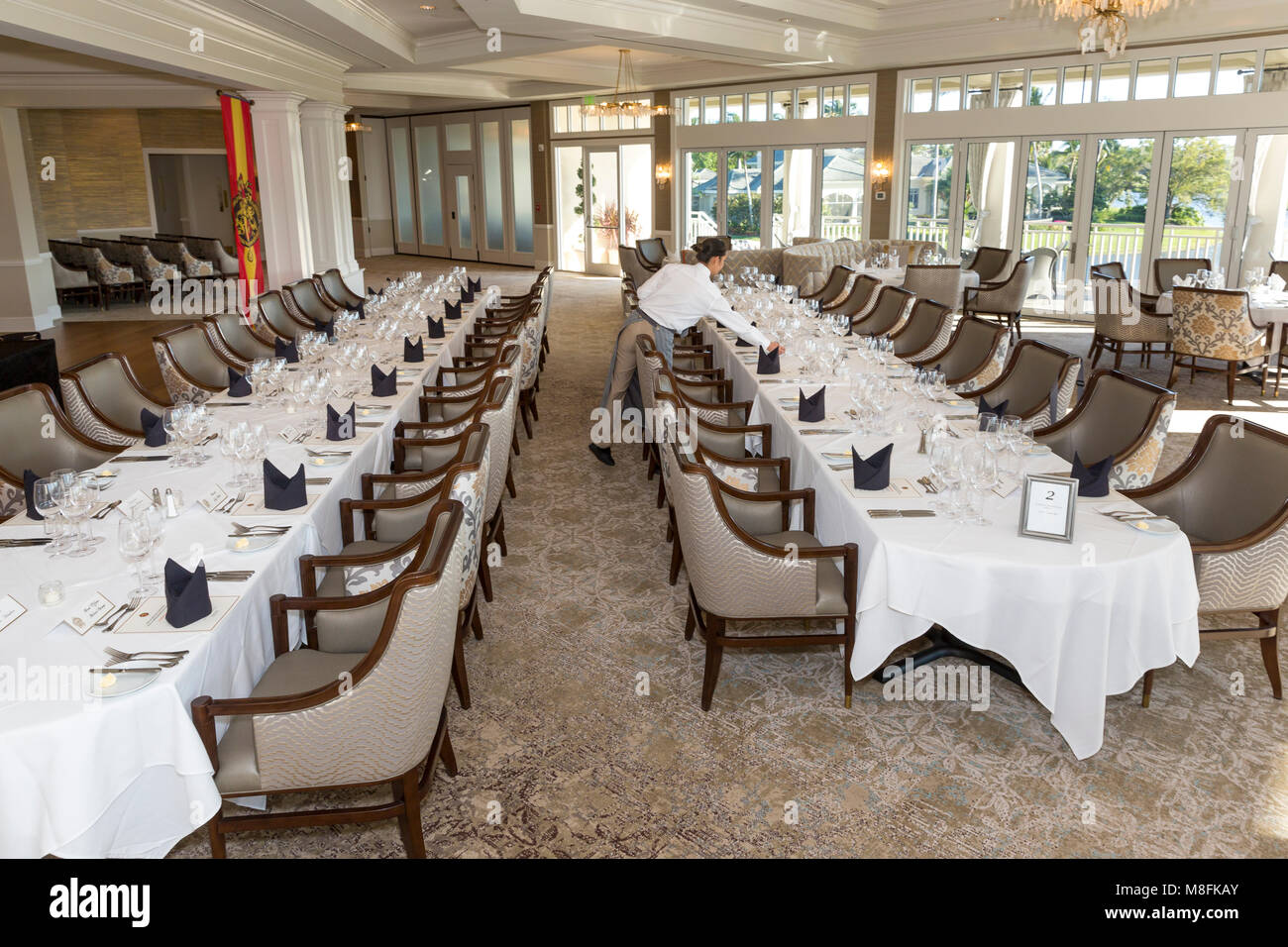 Impostazione di donna di bicchieri di vino in luogo per la formale wine club la cena, Naples, Florida, Stati Uniti d'America Foto Stock