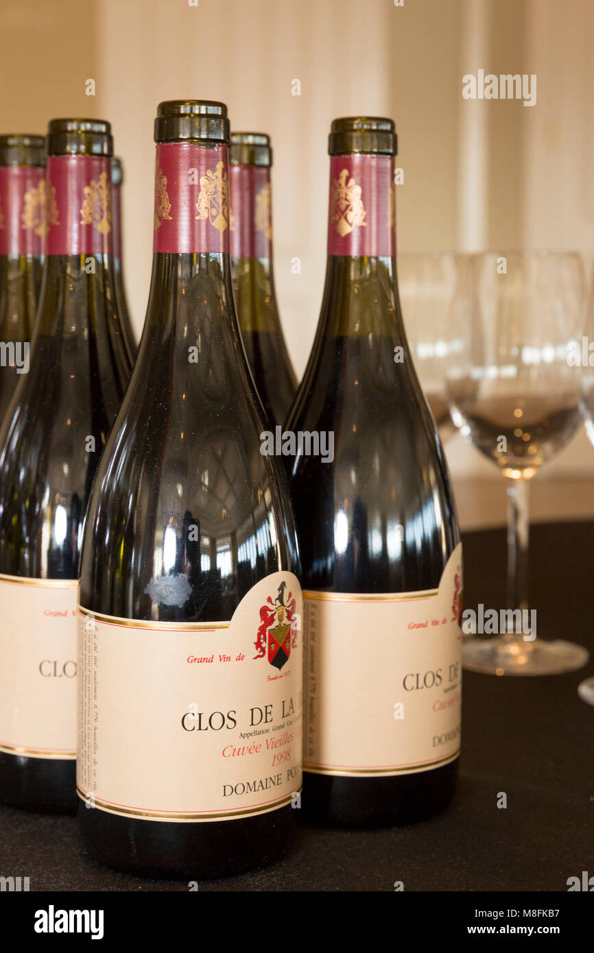 Il francese le bottiglie di vino pronto per Confrerie des Chevaliers du Tastevin - wine club evento nella baia di Colonia, Naples, Florida, Stati Uniti d'America Foto Stock
