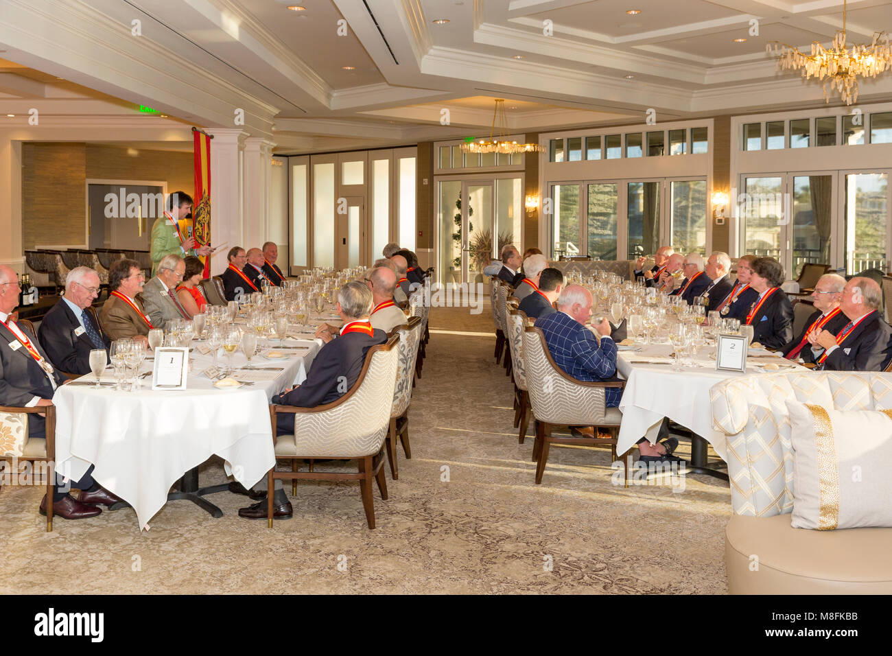 Sommelier cena - Confrerie des Chevaliers du Tastevin - wine club evento al Bay Colony Golf Club, Naples, Florida, Stati Uniti d'America Foto Stock