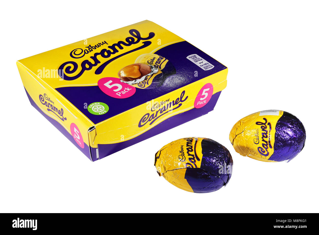 Una scatola di 5 Cadburys caramello uova con due allentato isolato su uno sfondo bianco Foto Stock