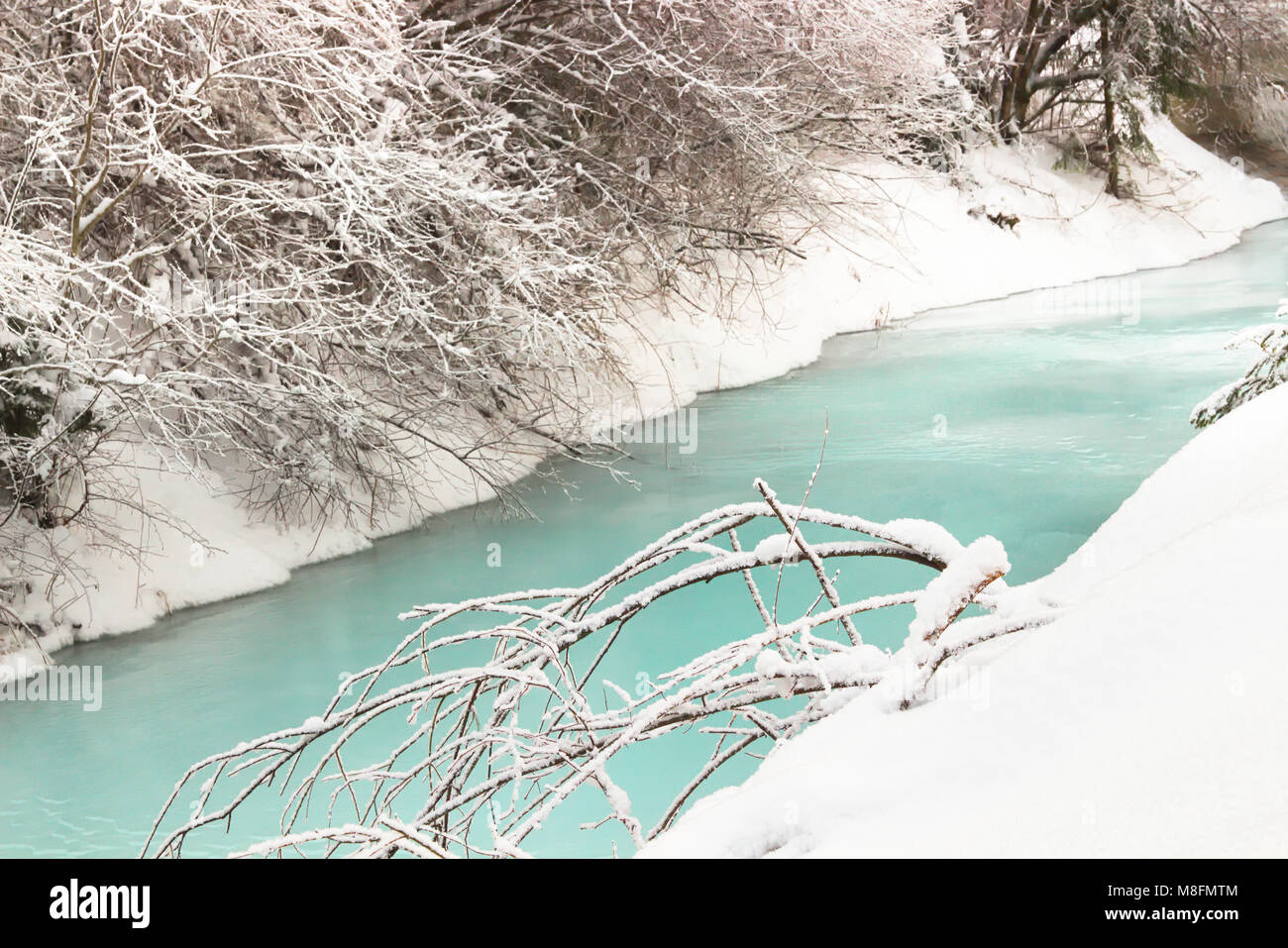 Bellissimo fiume congelato e nevoso inverno Foto Stock