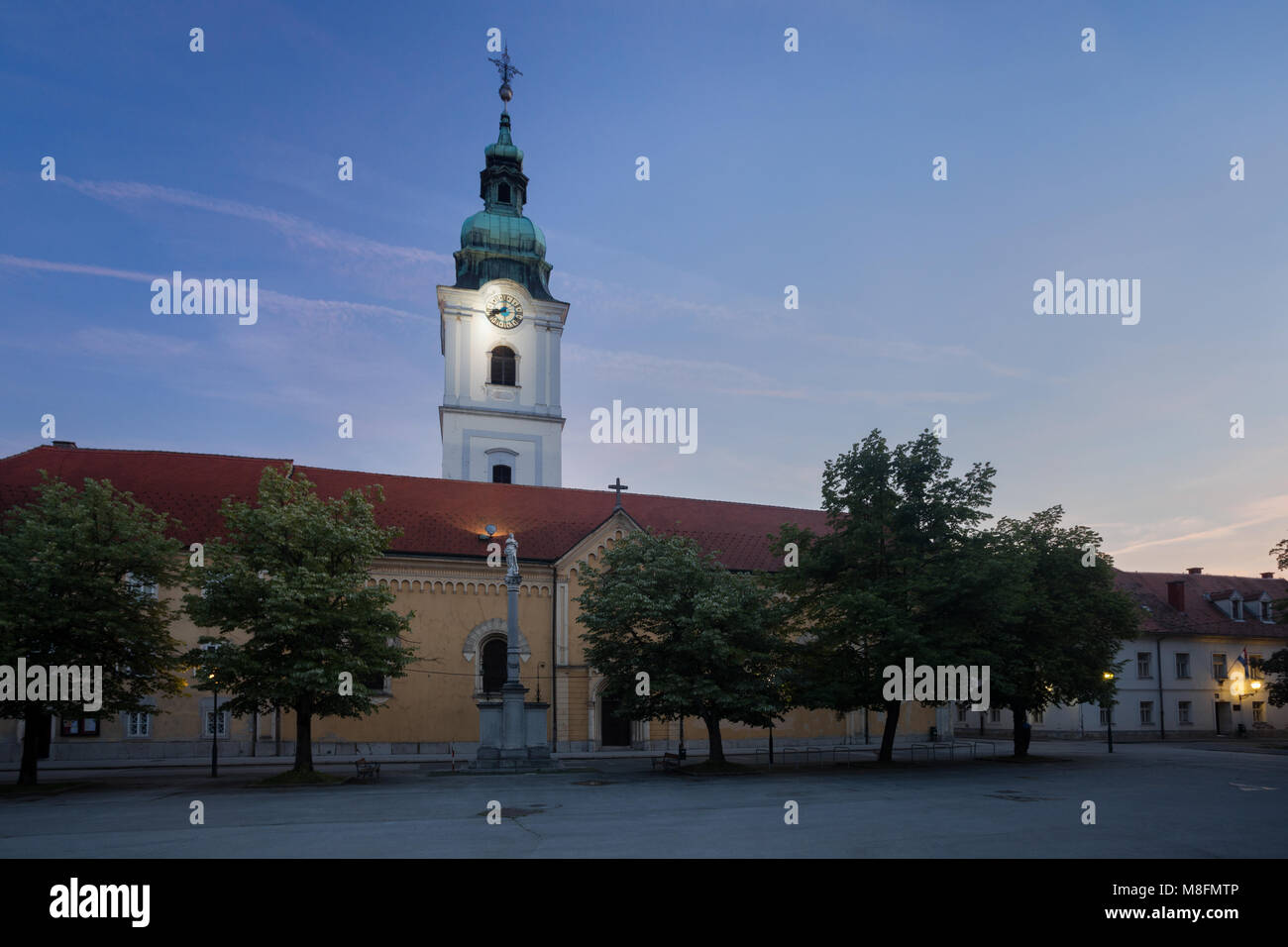 La chiesa della Santissima Trinità e il monastero francescano nella città vecchia di Karlovac, Croazia Foto Stock